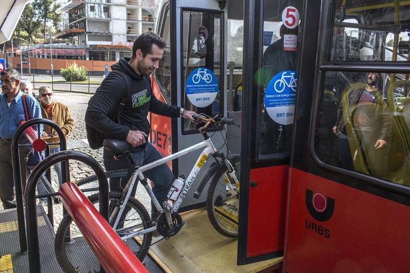 Projeto BRT Bike permite o transporte de bicicleta dentro do ônibus