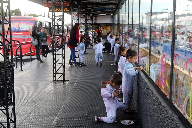 Brinquedos, azulejos e vitrais decorados pelas crianças dão vida nova aos terminais de ônibus