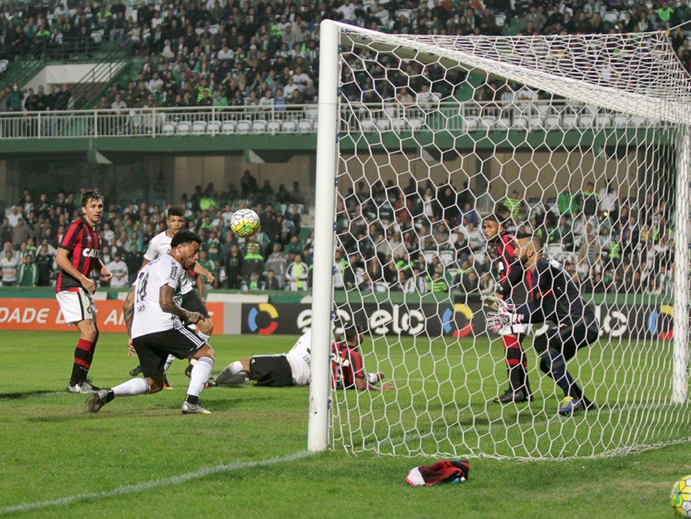 Kazim estreia com gol pelo Coxa e se declara