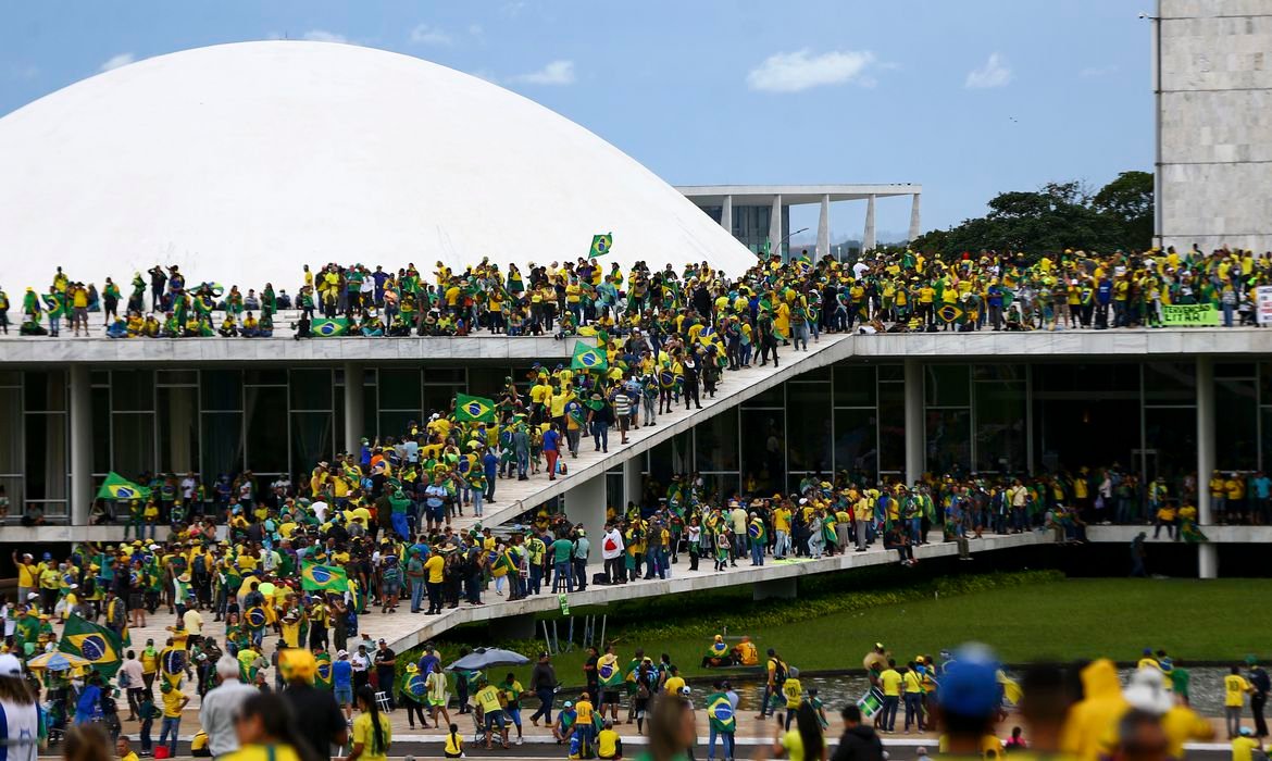 CBF condena uso da amarelinha em atos antidemocráticos e de vandalismo