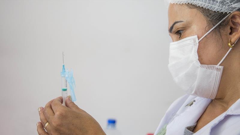 Saúde de Curitiba concentra vacinação anticovid de bebês e adolescentes em dez unidades