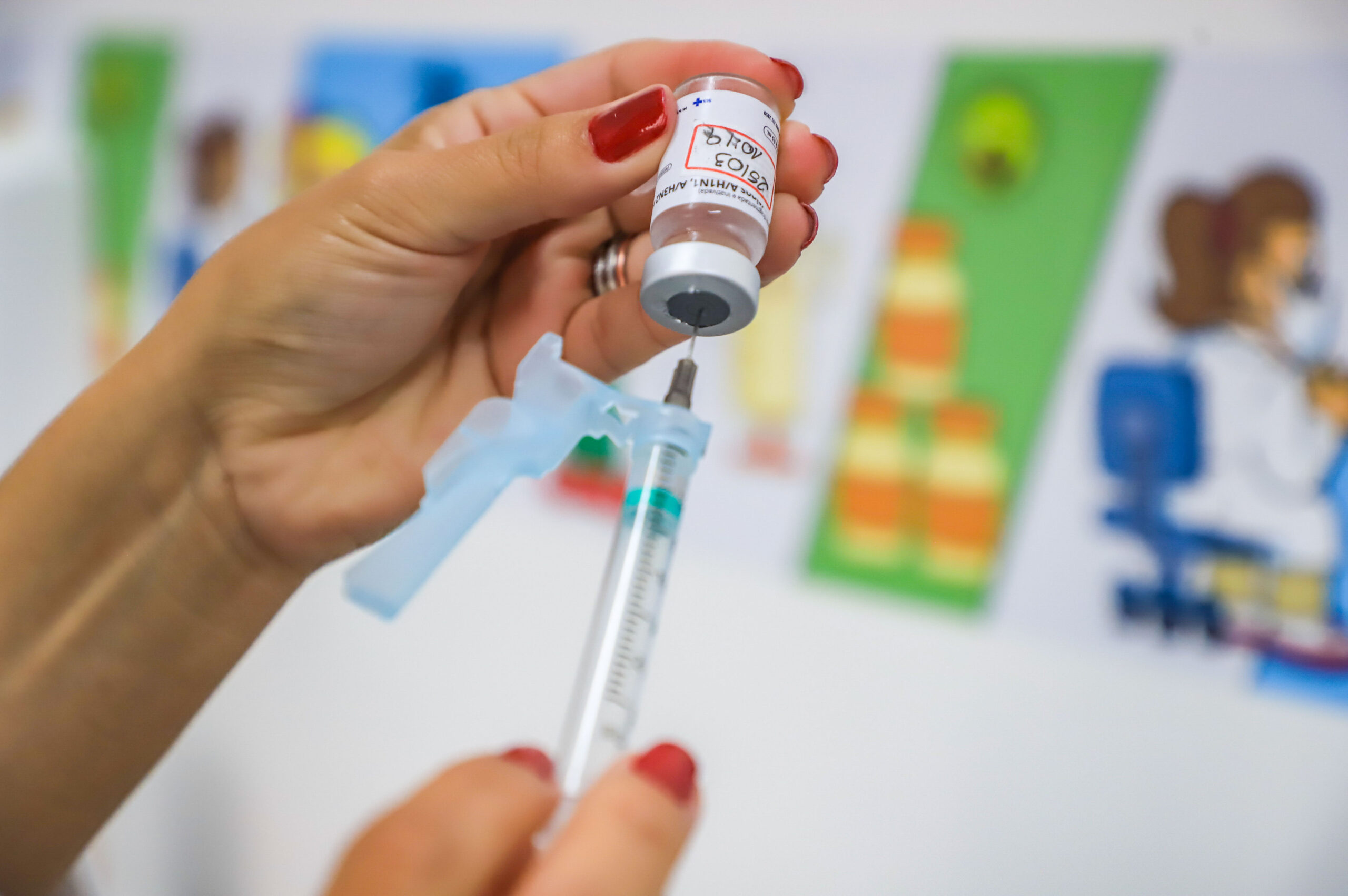 Campanha de vacinação contra a gripe começa pelas crianças em Curitiba