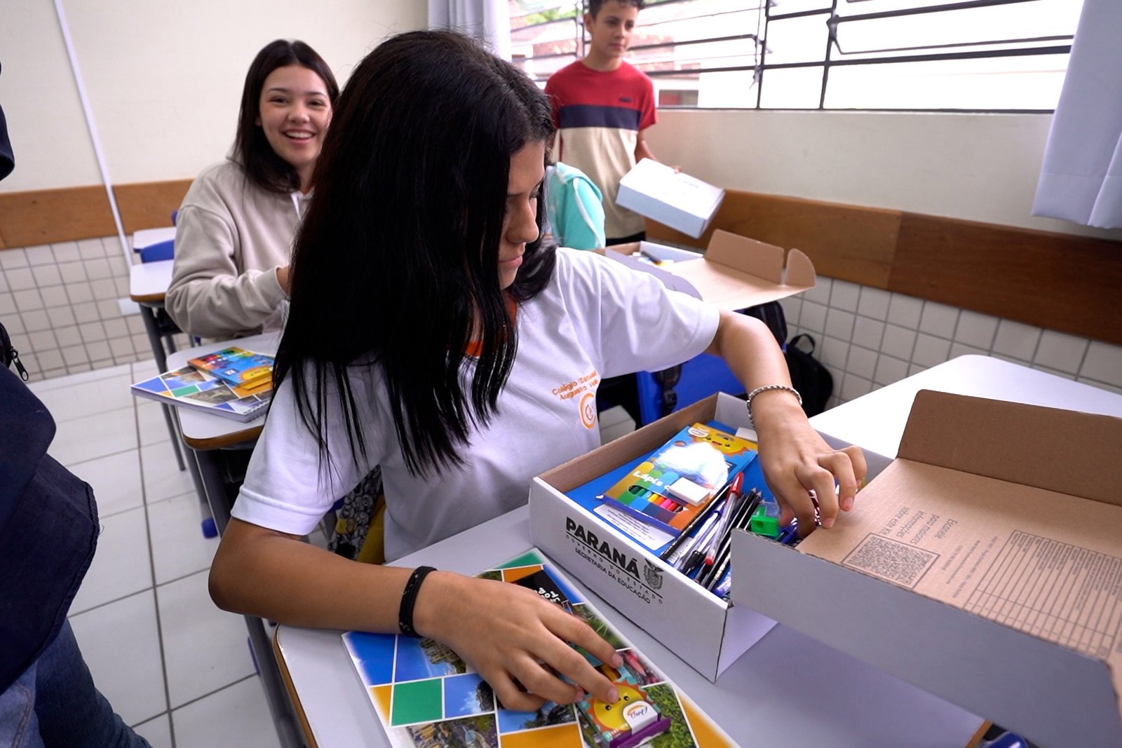 Inclusão e economia: pais e alunos aprovam kits escolares entregues pelo Estado
