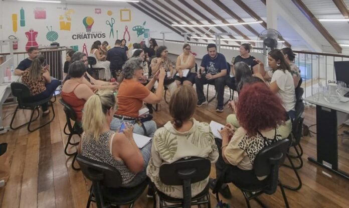 Artesãos de Curitiba aprendem a fazer cestinhas de Páscoa e coelhinhos com vidros de esmalte