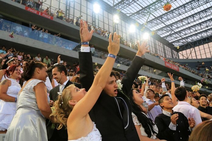 População pode doar trajes para os noivos do casamento coletivo na Ligga Arena