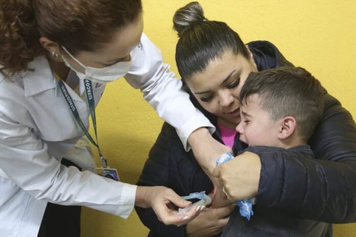 Campanha de vacinação em escolas municipais e CMEIs de Curitiba começa a partir de 5 de maio
