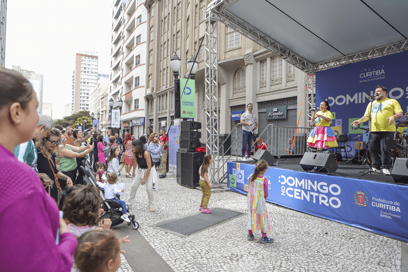 Domingo no Centro leva circo, brincadeiras, vacinação e cultura afro ao calçadão da Rua XV