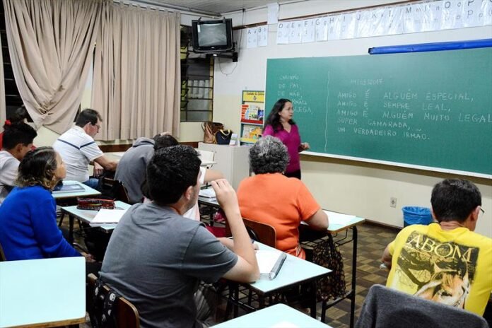 Quer concluir os estudos? Matrículas da EJA podem ser feitas em qualquer época do ano em Curitiba