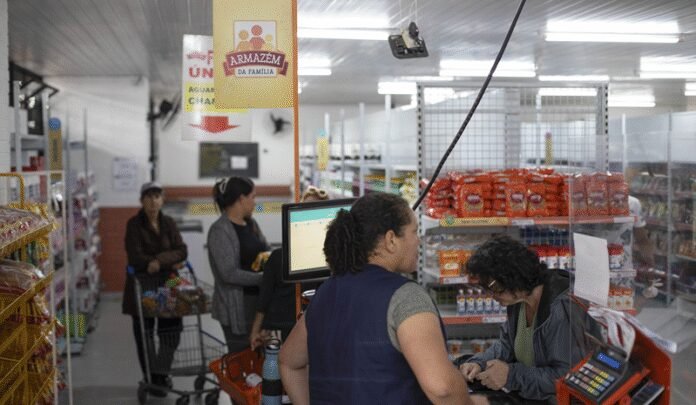 Semana da Economia dos Armazéns da Família de Curitiba traz leite, arroz, tilápia e suco