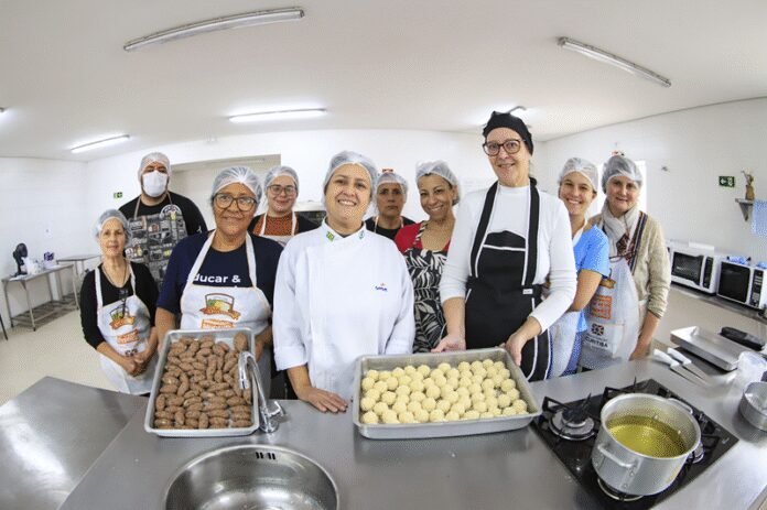 Moradores do Cajuru aprendem a preparar salgados em curso gratuito da Prefeitura de Curitiba