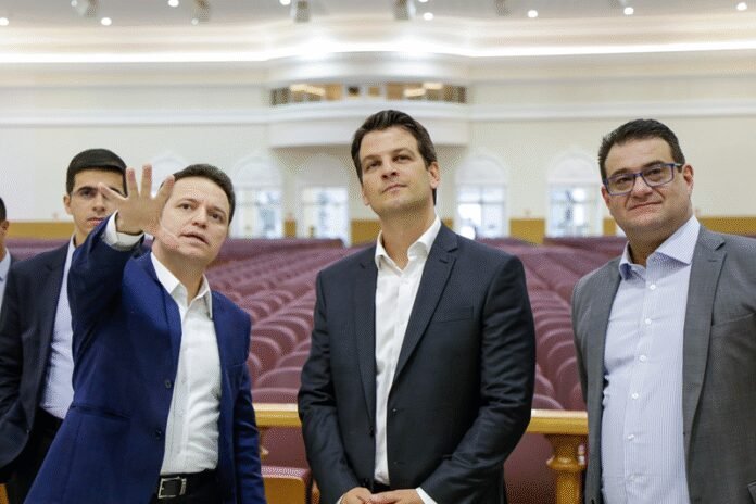 Prefeito fala sobre o redesenvolvimento da área central em passagem por templo do Rebouças