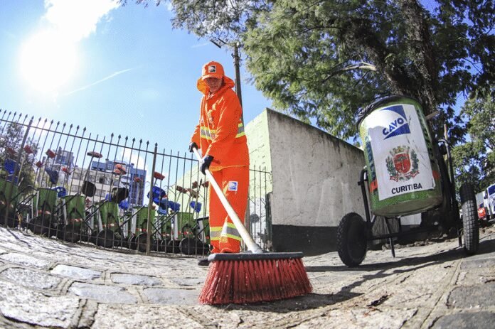 Curitiba celebra o Dia do Gari como uma das cidades mais limpas do Brasil