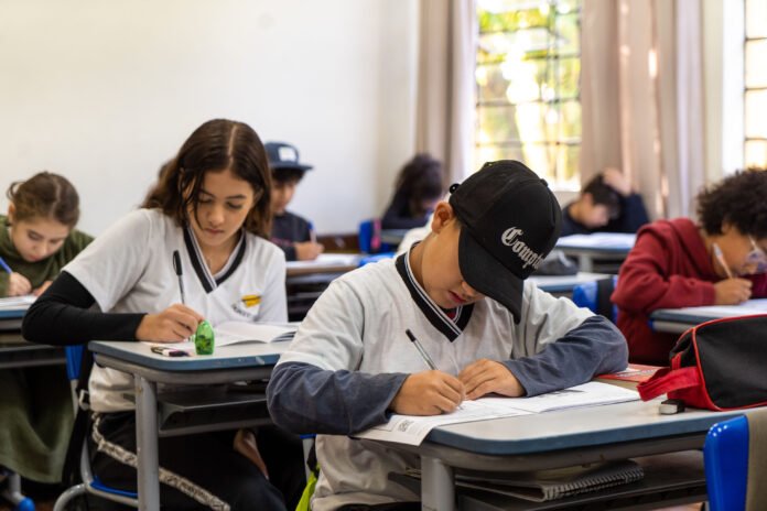 Mais de 1 milhão de alunos da rede pública participam da 1ª edição de 2025 da Prova Paraná