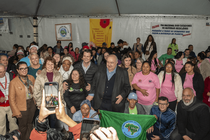 Eduardo Pimentel faz separação de resíduos recicláveis e destaca a importância do trabalho do Ecocidadão