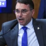 em-dia-de-operacao-contra-jair-bolsonaro,-flavio-desembarca-na-europa