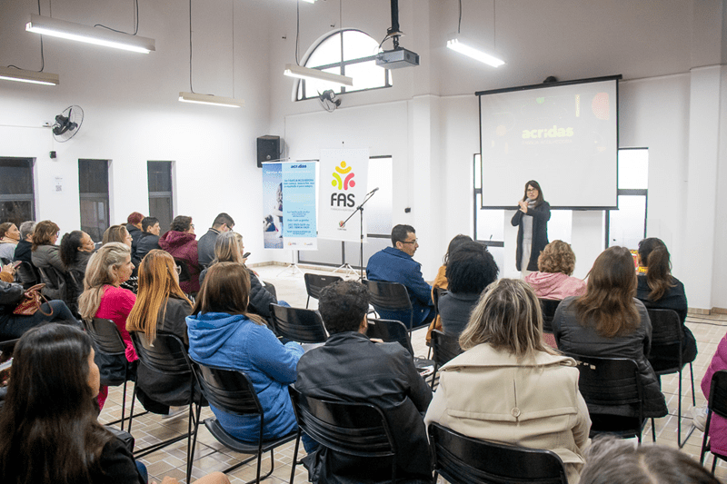 Famílias de Curitiba oferecem lares temporários para crianças com medida protetiva
