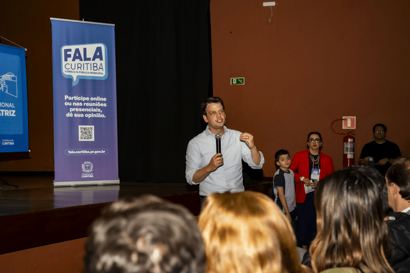 No Fala Curitiba da Matriz, prefeito anuncia construção de UPA e incentivos para investimentos no Centro