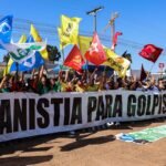 em-ato-pro-soberania,-manifestantes-queimam-bandeira-e-boneco-de-trump