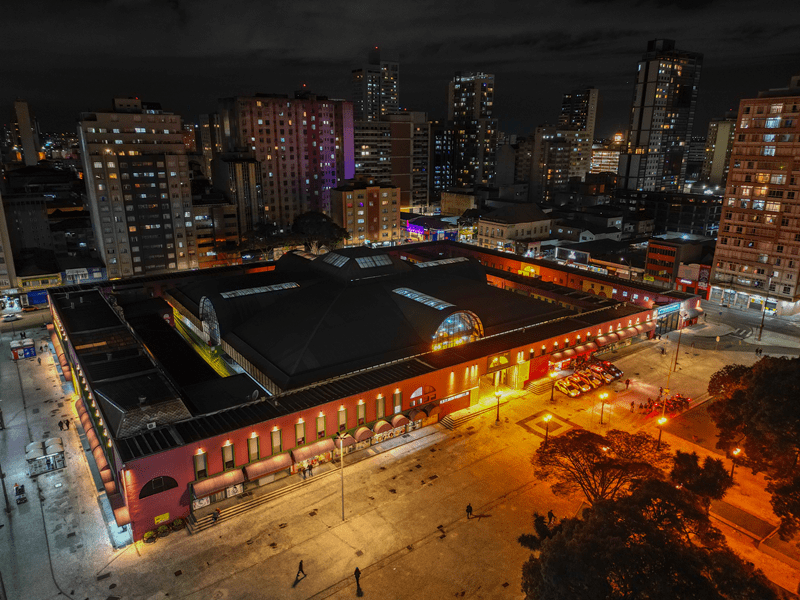 Luzes e sombras dão destaque à arquitetura da Rua da Cidadania Matriz