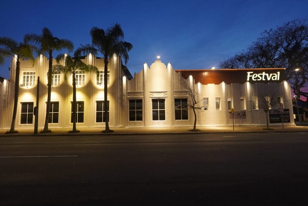 Rede Festval inaugura supermercado em prédio tombado da década de 1930, 34ª unidade fica na Praça Ouvidor Pardinho, no Rebouças