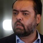 claudio-castro-diz-que-sai-do-governo-do-rio-“de-cabeca-erguida”